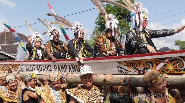 OICCA delegation boarded a traditional boat at the 50th Post-Harvest & Pampang Cultural Village Anniversary celebration